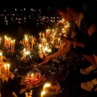 . Die Regierungsbehörden treiben die Vorbereitungen für das Loy Krathong-Festival, das am 5. November stattfindet, voran und stellen gleichzeitig sicher, dass die Feierlichkeiten während der nationalen Trauerzeit respektvoll und unter Einhaltung strenger Sicherheitsmaßnahmen durchgeführt werden.
