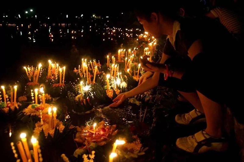 . Die Regierungsbehörden treiben die Vorbereitungen für das Loy Krathong-Festival, das am 5. November stattfindet, voran und stellen gleichzeitig sicher, dass die Feierlichkeiten während der nationalen Trauerzeit respektvoll und unter Einhaltung strenger Sicherheitsmaßnahmen durchgeführt werden.