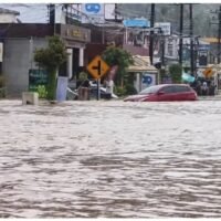 Sturzfluten treffen das Touristenzentrum Khao Lak in Phang Nga und zwingen Hunderte zur Flucht. Starke Regenfälle lösten Sturzfluten in Khao Lak und Phang Nga aus, überschwemmten Touristengebiete, beschädigten Geschäfte und Hotels und legten den Verkehr auf der Phetkasem Road lahm.