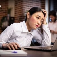 Thailand belegt weltweit den dritten Platz hinsichtlich der längsten Arbeitszeiten. Fast 46,7 % der Arbeitnehmer arbeiten länger als die übliche 48-Stunden-Woche und verzichten zum Teil auf Ihren Urlaub. Eine ausgeprägte Kultur des „Präsentismus“ und des Schuldgefühls, Kollegen zu belasten, führt dazu, dass viele thailändische Arbeitnehmer zögern, ihren Jahresurlaub oder Krankheitstage zu nehmen.