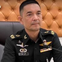 Die Königlich Thailändische Armee hat Briefe an die kambodschanischen Streitkräfte geschickt, in denen sie zur Einhaltung des Vier-Punkte-Abkommens über den Abzug schwerer Waffen, die Räumung von Landminen, die Bekämpfung grenzüberschreitender Kriminalität und ein gemeinsames Grenzmanagement auffordert.