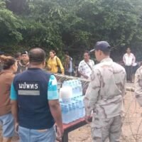 : Ein Flugzeug der myanmarischen Luftwaffe warf am Freitag in einer zweiten Runde von Luftangriffen sechs Bomben auf ein Grenzdorf in Myanmar in der Nähe des permanenten Grenzkontrollpunkts Phu Nam Ron im Distrikt Muang ab. Es wurden keine Opfer gemeldet.