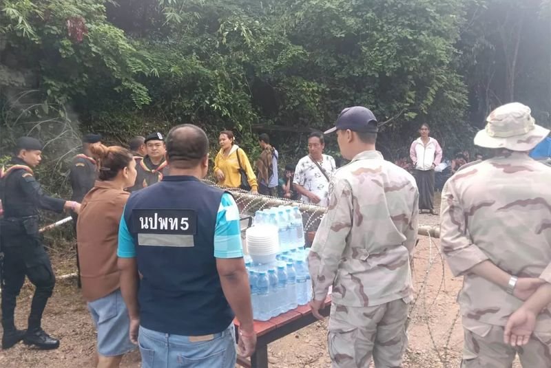 : Ein Flugzeug der myanmarischen Luftwaffe warf am Freitag in einer zweiten Runde von Luftangriffen sechs Bomben auf ein Grenzdorf in Myanmar in der Nähe des permanenten Grenzkontrollpunkts Phu Nam Ron im Distrikt Muang ab. Es wurden keine Opfer gemeldet.