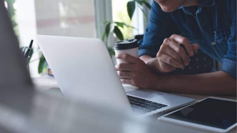 Ein thailändischer Experte für Rechtsmedizin äußert Bedenken hinsichtlich der schädlichen Auswirkungen übermäßigen Pornokonsums, der insbesondere bei jungen Männern zu Erektionsstörungen und Beziehungsproblemen führen kann. Professor Dr. Weerasak Charuschaisri von der Srinakharinwirot Universität teilte seine Erkenntnisse auf Facebook und verwies auf Forschungsergebnisse, die starken Pornokonsum mit sexuellen Gesundheitsproblemen in Verbindung bringen