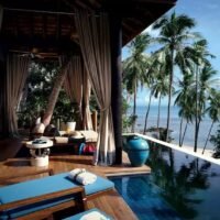 Die thailändische Tourismusbehörde (TAT) hat ihre Strategie auf Luxusreisen und Wellnesstourismus umgestellt und möchte damit kaufkräftige Gäste anlocken, anstatt preisgünstige Pauschalreisen zu bewerben. Dieser Schritt erfolgt, da aufstrebende Reiseziele wie Vietnam Touristen anziehen, die nach günstigen Preisen suchen. Die TAT konzentriert sich auf anspruchsvolle Gäste und bietet einzigartige Erlebnisse und nachhaltig ausgerichtete Tourismusprodukte.
