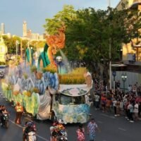 . Thailands Arbeitsminister Treenuch Thienthong hat strenge Kontrollen und rechtliche Schritte gegen Ausländer angeordnet, die illegal als Reiseleiter arbeiten. Diese am 23. Oktober 2025 angekündigte Initiative zielt darauf ab, lokale Arbeitsplätze während der bevorstehenden Tourismus-Hochsaison zu schützen. Diese Arbeit ist thailändischen Staatsbürgern vorbehalten, Ausländern ist es verboten, als „Reiseleiter“ oder „Reiseveranstalter“ zu arbeiten.