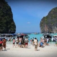 Thailand wird ermutigt, bis 2030 bis 2035 jährlich 45 bis 60 Millionen internationale Touristen anzustreben, angetrieben von Strategien von Galaxy Resorts Thailand. Kevin Clayton, Chief Brand Officer, betonte, dass sich Thailand an globale Tourismustrends anpassen müsse, um wettbewerbsfähig zu bleiben. Derzeit erwartet das Land in diesem Jahr etwa 33 Millionen Besucher und hat damit noch nicht das Niveau vor der Pandemie erreicht.