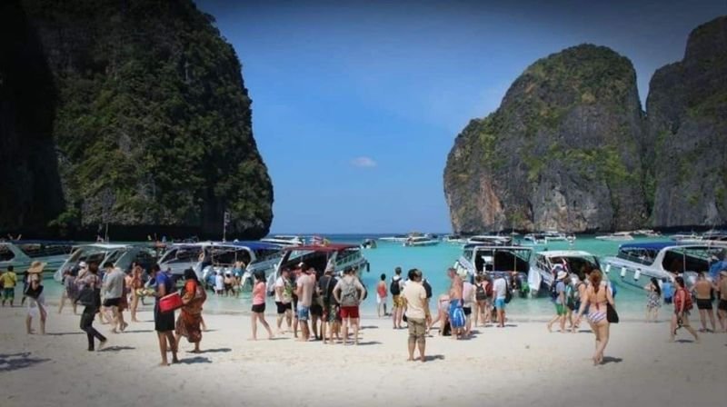 Thailand wird ermutigt, bis 2030 bis 2035 jährlich 45 bis 60 Millionen internationale Touristen anzustreben, angetrieben von Strategien von Galaxy Resorts Thailand. Kevin Clayton, Chief Brand Officer, betonte, dass sich Thailand an globale Tourismustrends anpassen müsse, um wettbewerbsfähig zu bleiben. Derzeit erwartet das Land in diesem Jahr etwa 33 Millionen Besucher und hat damit noch nicht das Niveau vor der Pandemie erreicht.