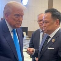 Thailand drängt die USA zu einem günstigeren Handelsabkommen, während die beiden Länder weiterhin über Zölle verhandeln. Dieser Appell erfolgt nach der Unterzeichnung eines von den USA vermittelten Friedensabkommens zwischen Thailand und Kambodscha. Der thailändische Premierminister Anutin Charnvirakul wandte sich laut einer Erklärung der thailändischen Regierung während eines informellen Treffens beim APEC-Gipfel in Südkorea direkt an Präsident Donald Trump.