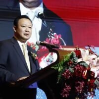 Thailand plant, seinen Tourismussektor nach einem schwierigen Jahr wiederzubeleben. Ein Schwerpunkt liegt dabei auf der Verbesserung des Sicherheitsimages des Landes und der Zusammenarbeit mit Fluggesellschaften, um erschwingliches Reisen zu gewährleisten. Ziel ist es, die Einnahmen um 8 % zu steigern und bis 2026 1,63 Billionen Baht zu erreichen