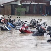 PHUKET. Viele Straßen auf dieser südlichen Touristeninsel waren nach heftigen Regenfällen am Montagmorgen überflutet. Überschwemmungen wurden vor der Wichitsongkram-Schule und im Gebiet Kata im Bezirk Muang gemeldet. Im Bezirk Kathu trafen Überschwemmungen die Kreuzungen am Patong Hospital, dem Patong Hill Estate und der Patong Polizeistation sowie die Kreuzung Sai Nam Yen und die Kathu-Sam Kong Road.
