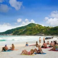 . Der Gouverneur von Surat Thani möchte sicherstellen, dass Besucher die Gesetze in Bezug auf Land und Geschäftsbetrieb einhalten. Lokale Behörden und Geschäftsleute auf Koh Phangan äußern Bedenken hinsichtlich des Verhaltens einiger israelischer Besucher und der Zunahme von Unternehmen unter ausländischer Führung auf der Südinsel.