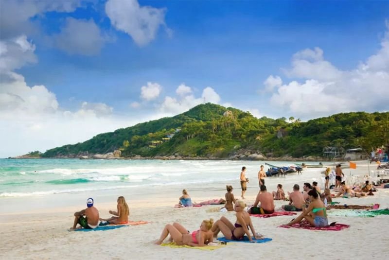 . Der Gouverneur von Surat Thani möchte sicherstellen, dass Besucher die Gesetze in Bezug auf Land und Geschäftsbetrieb einhalten.Lokale Behörden und Geschäftsleute auf Koh Phangan äußern Bedenken hinsichtlich des Verhaltens einiger israelischer Besucher und der Zunahme von Unternehmen unter ausländischer Führung auf der Südinsel.