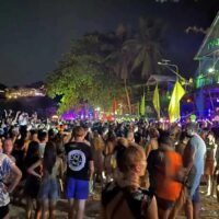 Die Königlich Thailändische Polizei (RTP) hat die Kontrollen von Ausländern auf Koh Samui und Koh Phangan intensiviert, nachdem zahlreiche Gesetzesverstöße, darunter Scheingeschäfte, Landraub und unerlaubte Arbeiten, entdeckt wurden, wie der stellvertretende nationale Polizeichef General Samran Nuanma bekannt gab.