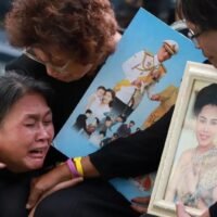 Tausende Thailänder versammelten sich im King Chulalongkorn Memorial Hospital in Bangkok, um ihrer geliebten Majestät Königin Sirikit, der Königinmutter, deren lebenslange Hingabe dazu beitrug, eine bessere Zukunft für ihr Volk zu gestalten, ihren tiefsten Respekt zu erweisen, teilte das Büro des königlichen Haushalts mit.