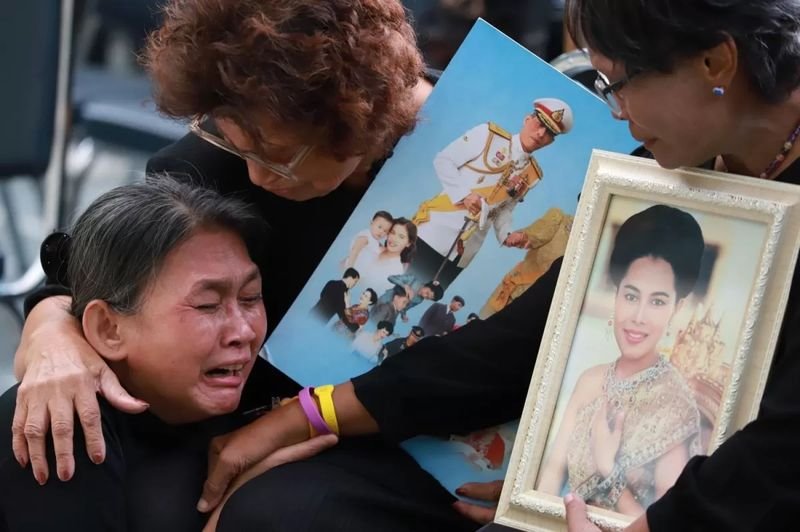 Tausende Thailänder versammelten sich im King Chulalongkorn Memorial Hospital in Bangkok, um ihrer geliebten Majestät Königin Sirikit, der Königinmutter, deren lebenslange Hingabe dazu beitrug, eine bessere Zukunft für ihr Volk zu gestalten, ihren tiefsten Respekt zu erweisen, teilte das Büro des königlichen Haushalts mit.