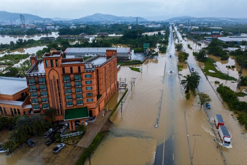 Überschwemmungen in Thailand haben 19 Provinzen betroffen. Nach Angaben des Ministeriums für Katastrophenschutz und -minderung (DDPM) kamen 22 Menschen ums Leben und über 369.000 Einwohner sind betroffen. Seit Montagmorgen kämpfen 109.426 Haushalte in 84 Distrikten mit den Folgen schwerer Überschwemmungen. Jeder betroffene Haushalt soll 9.000 Baht finanzielle Hilfe erhalten.