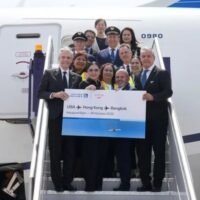United Airlines hat nach über einem Jahrzehnt ihre Flüge nach Thailand wieder aufgenommen und bietet nun eine tägliche Verbindung von Los Angeles über Hongkong nach Bangkok an. Dies ist die erste Wiederaufnahme des Flugbetriebs seit 2014. Ziel ist es, die Verbindungen zwischen Thailand und Nordamerika zu stärken und Bangkoks Rolle als Tor nach Asien zu bekräftigen. Der Erstflug landete am 25. Oktober auf dem Flughafen Suvarnabhumi und wurde mit einem traditionellen Wassersalut begrüßt.