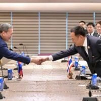 Thailand wird seine Grenze zu Kambodscha erst wieder öffnen, wenn bestimmte Bedingungen erfüllt und die diplomatischen Beziehungen wiederhergestellt sind, erklärte Premierminister Anutin Charnvirakul am Dienstag. Die Ankündigung erfolgte in Kuala Lumpur im Anschluss an die Unterzeichnung eines neuen Friedensabkommens mit Kambodscha am Sonntag