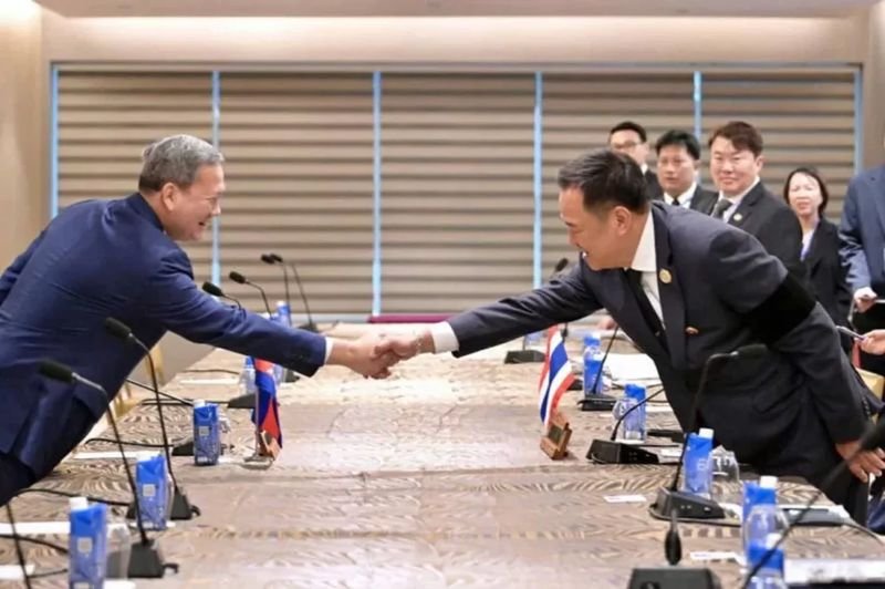 Thailand wird seine Grenze zu Kambodscha erst wieder öffnen, wenn bestimmte Bedingungen erfüllt und die diplomatischen Beziehungen wiederhergestellt sind, erklärte Premierminister Anutin Charnvirakul am Dienstag. Die Ankündigung erfolgte in Kuala Lumpur im Anschluss an die Unterzeichnung eines neuen Friedensabkommens mit Kambodscha am Sonntag