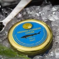 Eine königliche Initiative von Königin Sirikit, der Königinmutter, etablierte die Störzucht im thailändischen Hochland, um ein nachhaltiges Einkommen für verarmte Gemeinden zu schaffen und die Kaviarimporte zu reduzieren. Das Projekt war in einem tropischen Klima erfolgreich, indem es die kühlen Bedingungen eines königlichen Projekts in Chiang Mai nutzte und sibirische Störe sowie fachkundige Unterstützung aus Russland erhielt.