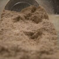 Angesichts des starken internationalen Fokus auf Seltene Erden (SEE), wobei die USA ihre Lieferkette rasch wieder aufbauen, um die jahrzehntelange Abhängigkeit von China zu beenden, da die Spannungen zwischen den beiden Mächten trotz eines vorübergehenden Handelsfriedens anhalten, besteht in Thailand ein starkes öffentliches Interesse daran.