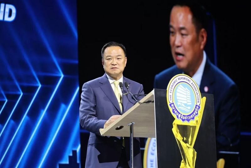 In seiner Grundsatzrede beim Jahresseminar der Economic Reporters Association sagte der Premierminister, Thailand sei hinter Vietnam zurückgefallen. Er bezeichnete dies als seinen schlimmsten Albtraum und merkte an, er hätte sich nie vorstellen können, dass Thailand langsamer wachsen würde als andere Länder in Indochina.