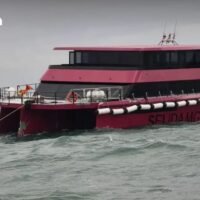 Am Donnerstag (20. November) gegen 12:30 Uhr erhielt das Chanthaburi und Trat Border Defence Command (CTBDC) vom Thai Maritime Enforcement Command Centre Region 1 die Meldung, dass ein Passagierschiff auf dem Weg nach Koh Kood, betrieben von Seudamgo und mit rund 97 Passagieren an Bord, einen Rumpfbruch erlitten hatte, wodurch Meerwasser in das Schiff eindrang. Der Vorfall ereignete sich in der Nähe der Insel Kradat, etwa 15 Kilometer vom Pier von Koh Kood und rund 20 Kilometer vom Pier auf dem Festland entfernt.