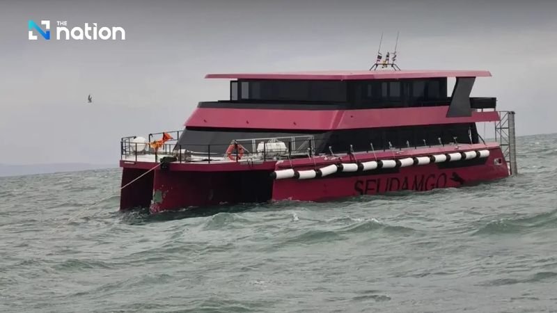 Am Donnerstag (20. November) gegen 12:30 Uhr erhielt das Chanthaburi und Trat Border Defence Command (CTBDC) vom Thai Maritime Enforcement Command Centre Region 1 die Meldung, dass ein Passagierschiff auf dem Weg nach Koh Kood, betrieben von Seudamgo und mit rund 97 Passagieren an Bord, einen Rumpfbruch erlitten hatte, wodurch Meerwasser in das Schiff eindrang.Der Vorfall ereignete sich in der Nähe der Insel Kradat, etwa 15 Kilometer vom Pier von Koh Kood und rund 20 Kilometer vom Pier auf dem Festland entfernt.