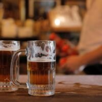 Acht bedeutende Tourismus- und Gastgewerbeverbände haben Premierminister Anutin Charnvirakul dringend aufgefordert, die im neuen thailändischen Alkoholgesetz BE 2568 (2025) eingeführten zeitlichen Beschränkungen für den Verkauf und Konsum von Alkohol aufzuheben. Das geänderte Gesetz, das seit dem 8. November gilt, hat Berichten zufolge bei Touristen für Verwirrung gesorgt und Unternehmen geschadet.