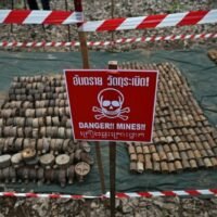 Kambodscha und Thailand beschuldigten sich am Mittwoch gegenseitig neuer Zusammenstöße entlang ihrer Grenze, nachdem Bangkok die Umsetzung eines von den USA unterstützten Friedensabkommens vorerst ausgesetzt hatte. Offizielle Vertreter beider Seiten berichteten von Schusswechseln über die Grenze zwischen der Provinz Sa Kaeo in Thailand und Banteay Meanchey in Kambodscha hinweg, doch ihre Darstellungen unterschieden sich.