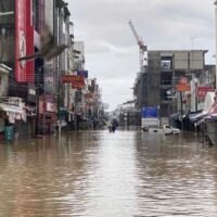 TAT-Gouverneur Thapanee Kiatphaibool sagte, dass die Besorgnis über anhaltende Überschwemmungen, bei denen mehr als 4.000 malaysische Touristen in Hotels und am Flughafen Hat Yai festsitzen, wahrscheinlich zu einer vollständigen Stornierung aller Reisen vom malaysischen Markt in dieser Woche führen wird.