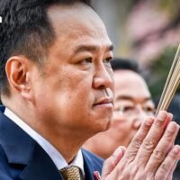 Als Premierminister Anutin Charnvirakul am 20. November erklärte, er sei bereit, das Repräsentantenhaus am 12. Dezember aufzulösen, falls die Opposition „nicht länger warten könne“, wurde deutlich, dass es sich nicht um eine leere Drohung handelte. Es war ein kalkuliertes politisches Manöver, ein Versuch, die Initiative zurückzugewinnen und den strategischen Vorteil der Bhumjaithai-Partei bei der Gestaltung der politischen Landschaft wiederherzustellen.