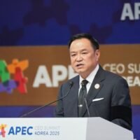 Thailands Premierminister Anutin Charnvirakul spricht am Donnerstag, dem 30. Oktober 2025, auf dem CEO-Gipfel der Asiatisch-Pazifischen Wirtschaftsgemeinschaft (APEC) in Gyeongju, Südkorea. (AP Photo/Lee Jin-man)