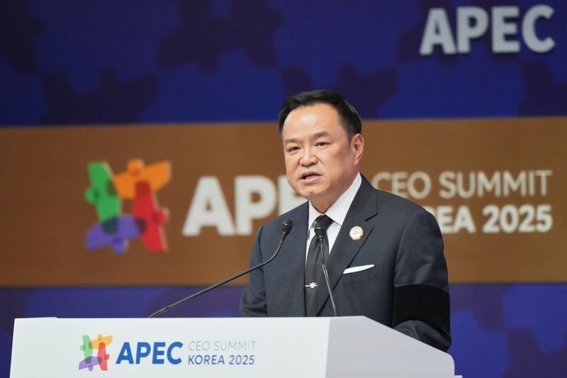 Thailands Premierminister Anutin Charnvirakul spricht am Donnerstag, dem 30. Oktober 2025, auf dem CEO-Gipfel der Asiatisch-Pazifischen Wirtschaftsgemeinschaft (APEC) in Gyeongju, Südkorea. (AP Photo/Lee Jin-man)