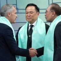 Thailands Premierminister Anutin Charnvirakul beharrt darauf, dass eine Entscheidung über die Wiedereröffnung der thailändisch-kambodschanischen Grenze erst nach Konsultation der Öffentlichkeit getroffen wird. Nach dem Abzug der schweren Waffen durch Kambodscha bezeichnete Anutin diese Entwicklung als „positiven Schritt“, betonte aber gleichzeitig, dass die nationale Sicherheit und die öffentliche Meinung Priorität hätten.