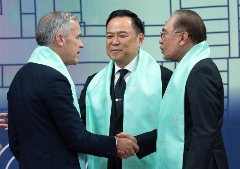 Thailands Premierminister Anutin Charnvirakul beharrt darauf, dass eine Entscheidung über die Wiedereröffnung der thailändisch-kambodschanischen Grenze erst nach Konsultation der Öffentlichkeit getroffen wird. Nach dem Abzug der schweren Waffen durch Kambodscha bezeichnete Anutin diese Entwicklung als „positiven Schritt“, betonte aber gleichzeitig, dass die nationale Sicherheit und die öffentliche Meinung Priorität hätten.