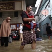 Die Regierung versicherte der Öffentlichkeit, dass es keine Wiederholung der Überschwemmungen von 2011 geben werde, und verwies auf ein koordiniertes Wassermanagement und die Vorbereitung auf den Tropensturm Kalmaegi, obwohl die großen Stauseen fast voll seien. Für den Norden, Nordosten und die Zentralebene werden bis morgen starke Regenfälle erwartet, da Kalmaegi sich voraussichtlich zu einem tropischen Sturm abschwächen und über Laos ziehen wird, bevor er irgendwann am Freitag Ubon Ratchathani erreicht.