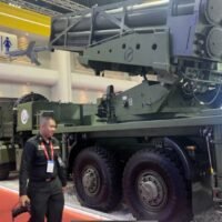 Die Königlich Thailändische Armee hat offiziell neue militärische Ausrüstung vom Verteidigungstechnologieinstitut (DTI) erhalten, darunter Mehrfachraketenwerfer, 105-mm-Leichtartillerie und Raketenwerfer vom Typ D11A. Die Übergabezeremonie fand am 13. November 2025 unter dem Vorsitz von General Anupap Sirimonton, Stabschef des Oberbefehlshabers der Königlich Thailändischen Armee, statt. Die Waffensysteme sind nun einsatzbereit und sollen die nationale Verteidigungsfähigkeit stärken.