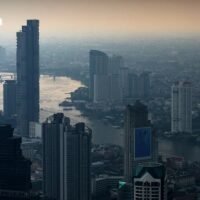 In Bangkok und den zentralen Provinzen wird vom 17. bis 23. November ein deutlicher Temperaturrückgang von 2 bis 4 Grad Celsius erwartet. Der Abkühlungstrend wird von unbeständigem Wetter begleitet sein, einschließlich der Möglichkeit von Gewittern in einigen Gebieten. Die Behörden raten der Bevölkerung, sich durch das Tragen warmer Kleidung, das Ergreifen von Gesundheitsvorkehrungen und das Verfolgen der offiziellen Wetterberichte vorzubereiten.