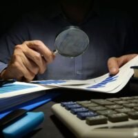 Die thailändische Zentralbank (BoT) verstärkt ihre Bemühungen zur Bekämpfung illegaler Finanzaktivitäten, indem sie Banken verpflichtet, verdächtige Transaktionen im Zusammenhang mit Schwarzgeld direkt zu melden. Gemäß dem Gesetz über das Finanzinstitutsgeschäft werden Banken angewiesen, diese Fälle der BoT zu melden, wodurch deren Aufsichtsfunktion für Finanzinstitute gestärkt wird, so Gouverneur Vitai Ratanakorn.