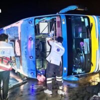 Ein Reisebus mit ausländischen Touristen an Bord kippte auf der bergab führenden Strecke der Autobahn Lampang–Chiang Mai, etwa zwei Kilometer vom Grenzgebiet Mae Tha in der Provinz Lamphun entfernt, um. Dabei wurden 12 Personen verletzt, wie die Autobahnpolizei am Sonntag (9. November) mitteilte.