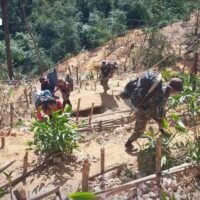 Die Behörden verhafteten vier bewaffnete Ausländer, die in Thong Pha Phum illegal Gold abbauten, nachdem eine nächtliche Überwachung eine Gruppe beim Betreten des Waldes entdeckt hatte. Eine dreiste Bande illegaler Goldgräber wurde beim heimlichen Goldgraben im Bezirk Thong Pha Phum in Kanchanaburi erwischt. Soldaten und Polizisten stürmten den Ort und nahmen vier bewaffnete ausländische Staatsangehörige fest.