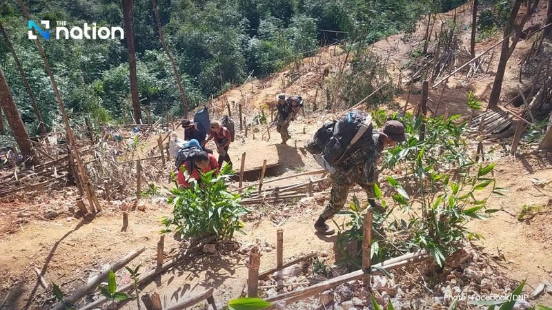Die Behörden verhafteten vier bewaffnete Ausländer, die in Thong Pha Phum illegal Gold abbauten, nachdem eine nächtliche Überwachung eine Gruppe beim Betreten des Waldes entdeckt hatte.Eine dreiste Bande illegaler Goldgräber wurde beim heimlichen Goldgraben im Bezirk Thong Pha Phum in Kanchanaburi erwischt. Soldaten und Polizisten stürmten den Ort und nahmen vier bewaffnete ausländische Staatsangehörige fest.