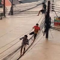 . Das Gesundheitsministerium ordnete am Dienstag die Notfall-Evakuierung von 90 Patienten aus dem Hat Yai Krankenhaus per Flugzeug an, da die Fluten die Einrichtung zu überfluten drohten. Die Patienten wurden zur Sicherstellung der Weiterbehandlung in nahegelegene große Krankenhäuser verlegt.