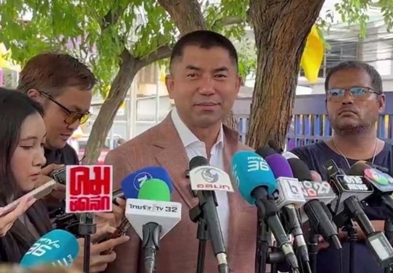 Polizeigeneral Surachate Hakparn, bekannt als „Big Joke“, gab bekannt, dass ihn der ehemalige Premierminister General Prayuth Chan o-cha persönlich angewiesen habe, gegen sogenannte „Null-Dollar“-Reiseveranstalter vorzugehen, die mit illegalen chinesischen Unternehmen in Verbindung stehen. In einer Rede am 3. November 2025 erklärte Surachate, er habe die Kampagne während seiner Zeit als Leiter des Touristenpolizeibüros begonnen.