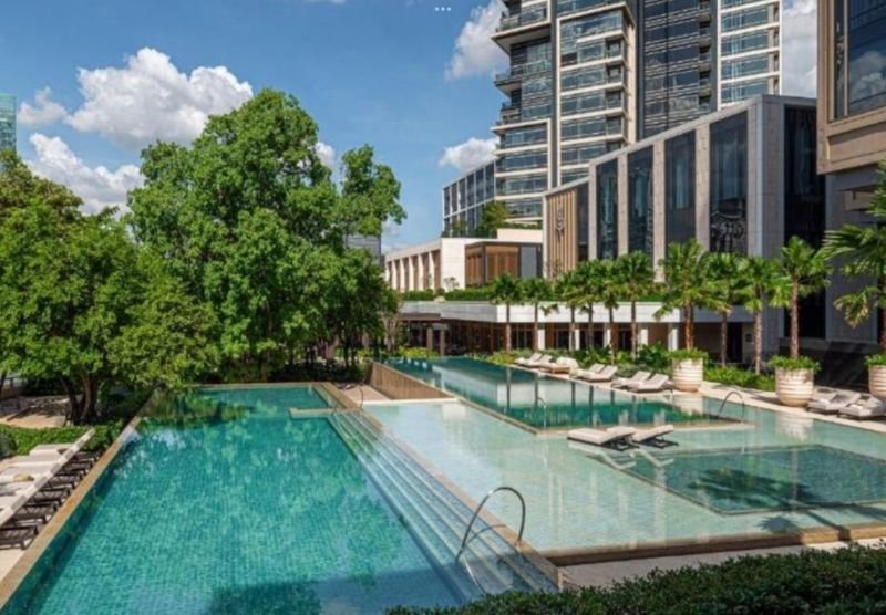Thailands Luxushotellerie hat internationale Anerkennung erhalten, nachdem drei Hotels in Bangkok in der Liste „The World’s 50 Best Hotels 2025“ unter die Top 10 der Welt gewählt wurden. Das Four Seasons Bangkok am Chao Phraya River, das Capella Bangkok und das Mandarin Oriental Bangkok wurden allesamt für ihren herausragenden Service und ihr Design ausgezeichnet und festigten damit den Ruf der Stadt als erstklassiges globales Reiseziel.