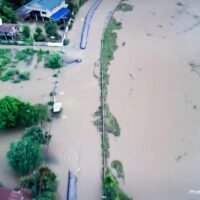 Die Hochwasserlage im Chao-Phraya-Flussbecken bleibt kritisch. Der Abfluss des Chao-Phraya-Staudamms in der Provinz Chai Nat beträgt seit vier Tagen in Folge 2.900 Kubikmeter pro Sekunde. Die erhöhte Wassermenge hat die flussabwärts gelegenen Gebiete im Bezirk Sapphaya schwer getroffen. Dort ist ein provisorischer, vier Kilometer langer Damm aus Schotter an zwei Stellen eingestürzt, wodurch die Fluten in mehr als 400 Haushalte eindrangen.