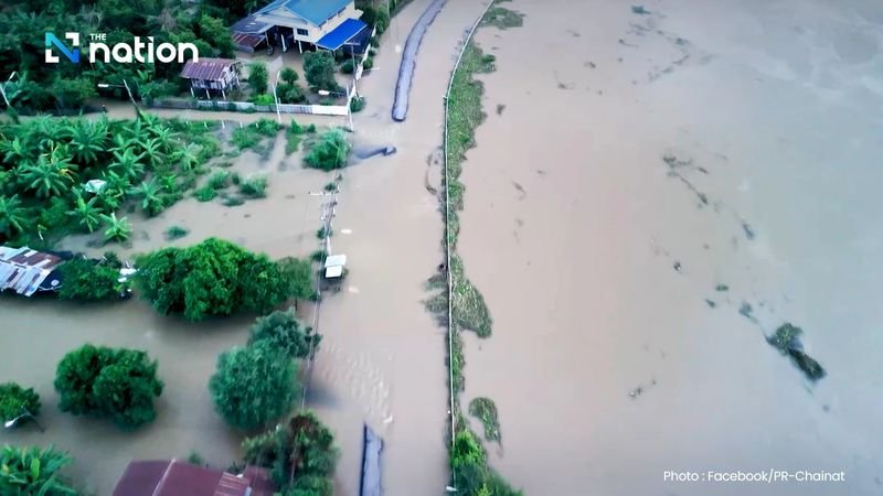 Die Hochwasserlage im Chao-Phraya-Flussbecken bleibt kritisch. Der Abfluss des Chao-Phraya-Staudamms in der Provinz Chai Nat beträgt seit vier Tagen in Folge 2.900 Kubikmeter pro Sekunde. Die erhöhte Wassermenge hat die flussabwärts gelegenen Gebiete im Bezirk Sapphaya schwer getroffen. Dort ist ein provisorischer, vier Kilometer langer Damm aus Schotter an zwei Stellen eingestürzt, wodurch die Fluten in mehr als 400 Haushalte eindrangen.