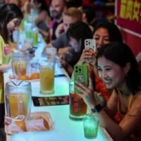 Laut einem erfahrenen Luftfahrtanalysten haben chinesische Fluggesellschaften seit Samstag rund 491.000 Stornierungen von Tickets nach Japan verzeichnet – das entspricht etwa 32 % ihrer Gesamtbuchungen für das normalerweise beliebte Reiseziel –, nachdem Peking den Bürgern angesichts eines diplomatischen Streits geraten hatte, Reisen dorthin zu vermeiden.